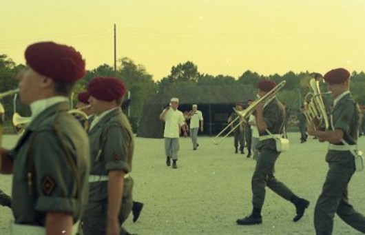 La musique de la 11° DP prète son concours à cette présentation des moutons grillés La musique de la 11° DP prète son concours à cette présentation des moutons grillés