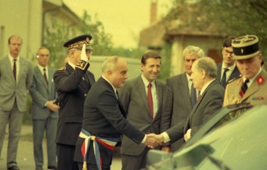 Monsieur Gaston FLAMENT Maire de MARCHEPRIME accueille le Chef de l' Etat