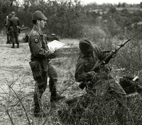 .En fait le jeune Appelé Volontaire Parachutiste constate que cela secoue  tout de mème un peu
