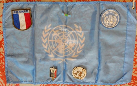 Un Drapeau ONU ramené par A.BOURGUIGNON servira de fond à la présentation des différents objets lui ayant appartenu.
