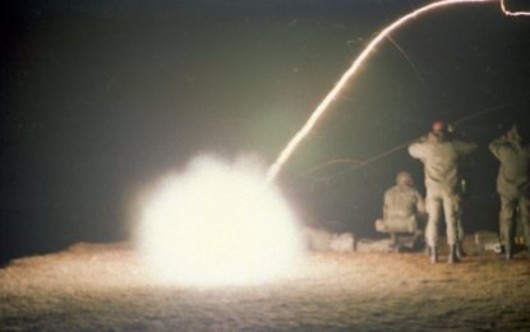   Au départ du coup la trajectoire est montante ,puis elle devient brusquement rectiligne Ce changement d' angle de site doit correspondre à la récupération du missile et au guidage sur l' objectif 