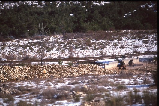  L' emplacement vu de loin dans le paysage 